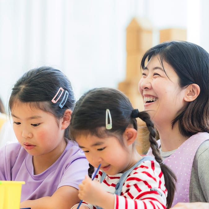笑顔で働くスタッフと子どもたち