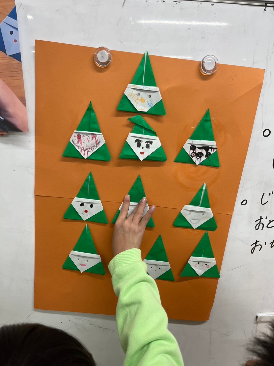 【南堀江】放デイ　緑サンタでクリスマスツリー‍